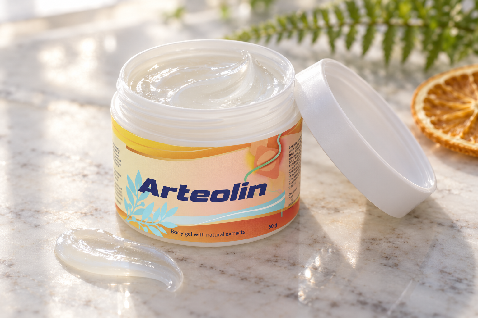 Plic Arteolin rupt, cu gel transparent care iese pe o suprafață de marmură